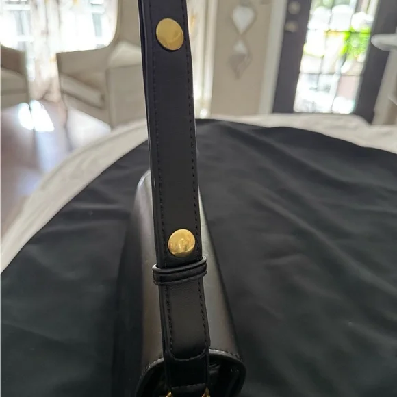 Elegant Black Leather Bag - Picture 4 of 9